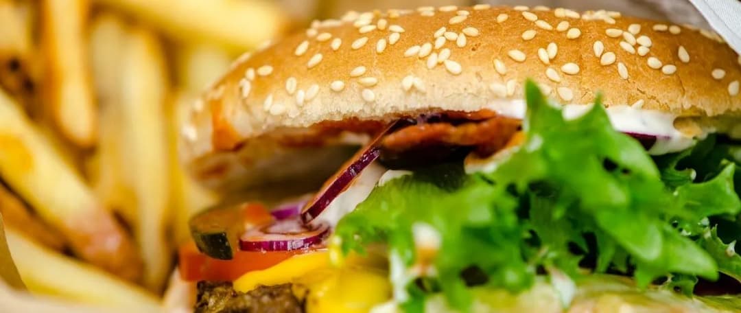 Ile kalorii ma burger wołowy z frytkami? Poznaj szokujące liczby!