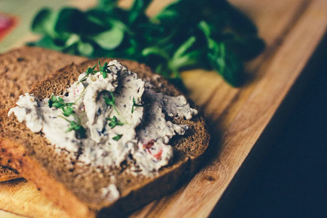 Czym smarować chleb przy wysokim cholesterolu, aby uniknąć problemów zdrowotnych?